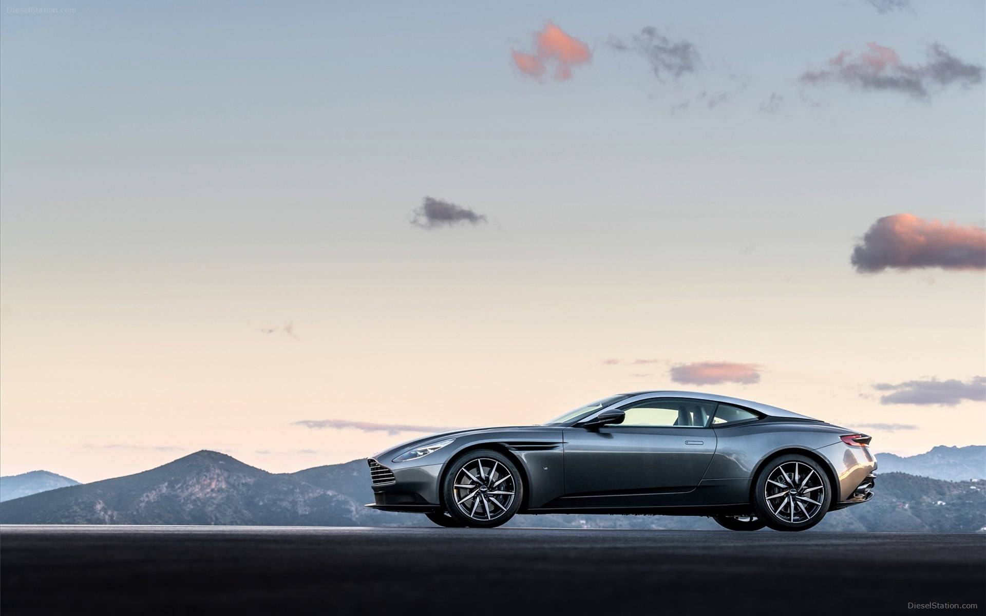 Aston Martin DB11 2017